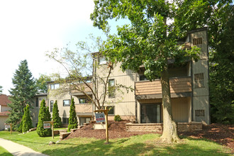 Treehouse West Apartments in East Lansing, MI - Foto de edificio - Building Photo