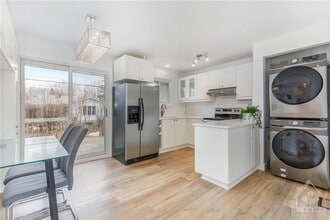 2093 Saunderson Dr in Ottawa, ON - Building Photo - Building Photo