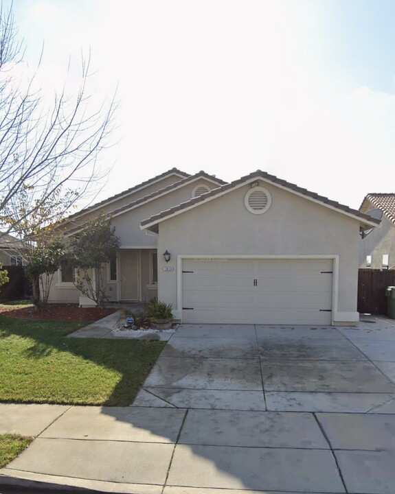1916 Bridlewood Dr in Atwater, CA - Foto de edificio