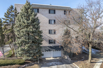 Oakbrook Terrace East in Oakbrook Terrace, IL - Building Photo - Building Photo