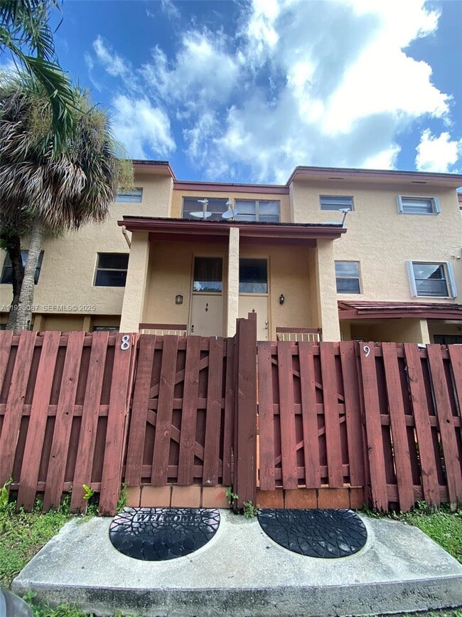361 W Park Dr in Doral, FL - Foto de edificio - Building Photo