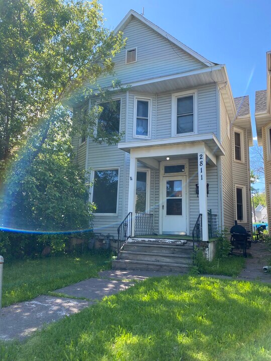 2811 W 3rd St in Duluth, MN - Foto de edificio