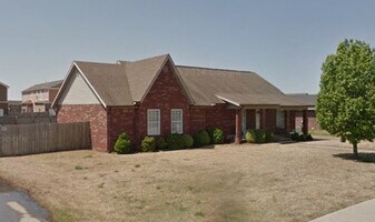667 N Meadowlands Dr in Fayetteville, AR - Building Photo