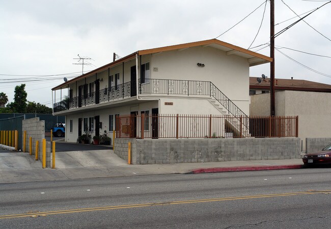 13714 Inglewood Ave in Hawthorne, CA - Building Photo - Building Photo