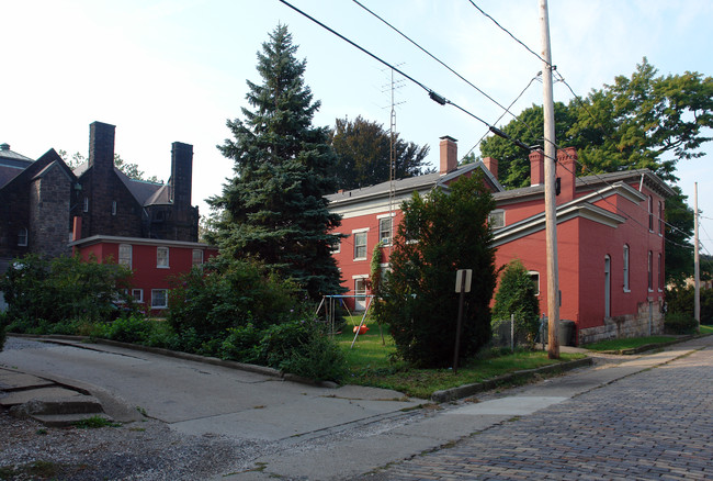 220 4th St NE in Massillon, OH - Foto de edificio - Building Photo