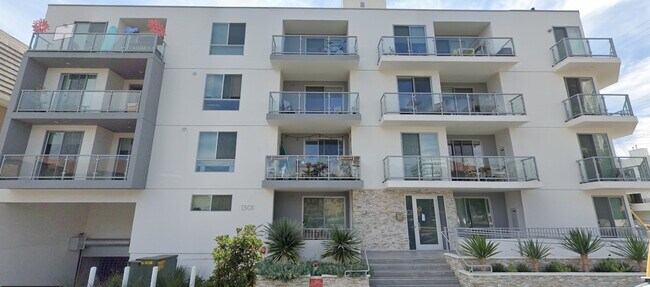 1301 S Westgate Ave, Unit 302 in Los Angeles, CA - Building Photo - Building Photo