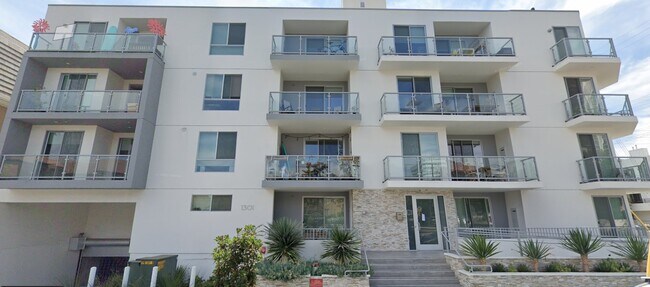 1301 S Westgate Ave, Unit 401 in Los Angeles, CA - Building Photo - Building Photo