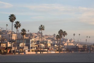 8105 Redlands St in Los Angeles, CA - Building Photo