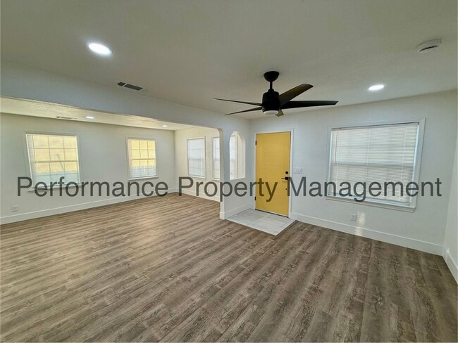 1209 Woodrow Ave in Bakersfield, CA - Foto de edificio - Building Photo