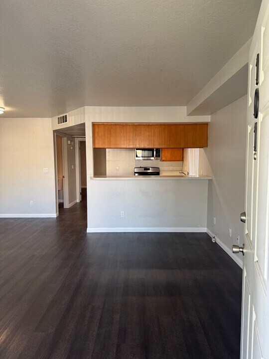 5255 Riverton Ave in North Hollywood, CA - Foto de edificio