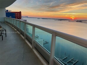 1643 Brickell Ave, Unit 2805 in Miami, FL - Foto de edificio - Building Photo