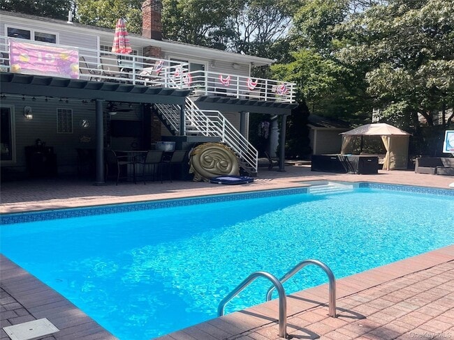 16 Stuart Ct in Hampton Bays, NY - Building Photo - Building Photo