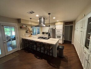 209 El Rio Dr in Bakersfield, CA - Foto de edificio - Building Photo