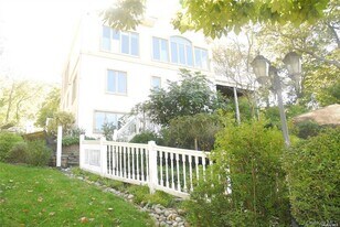 80 Harbor Beach Rd in Miller Place, NY - Building Photo