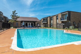 Central Park Apartments in Victoria, TX - Building Photo