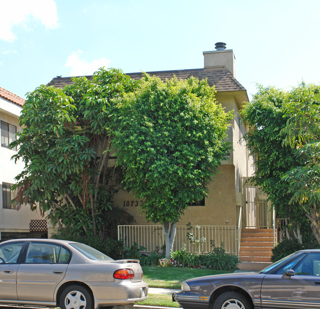 10732 Lawler St in Los Angeles, CA - Foto de edificio - Building Photo