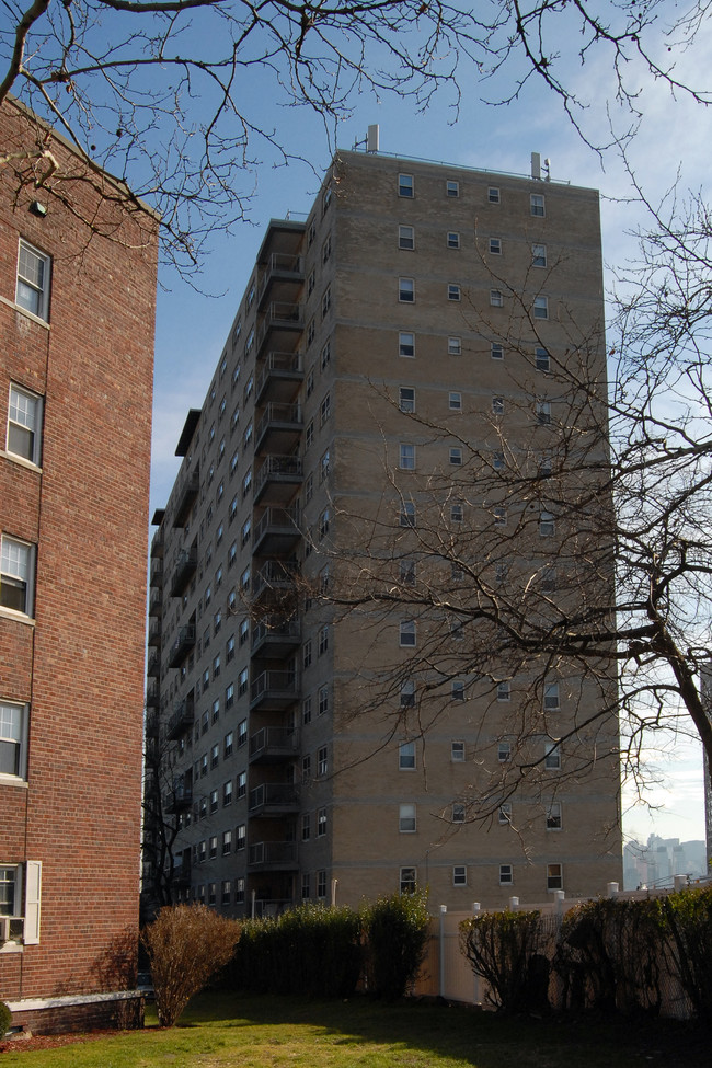 Summit House Apartments in West New York, NJ - Building Photo - Building Photo