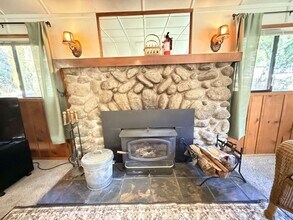 54059 Montgomery in Idyllwild, CA - Foto de edificio - Building Photo