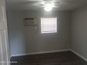 4218 Flintlock Dr in Louisville, KY - Building Photo - Building Photo