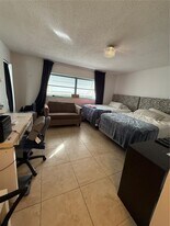500 NE 14th Ave in Hallandale Beach, FL - Building Photo