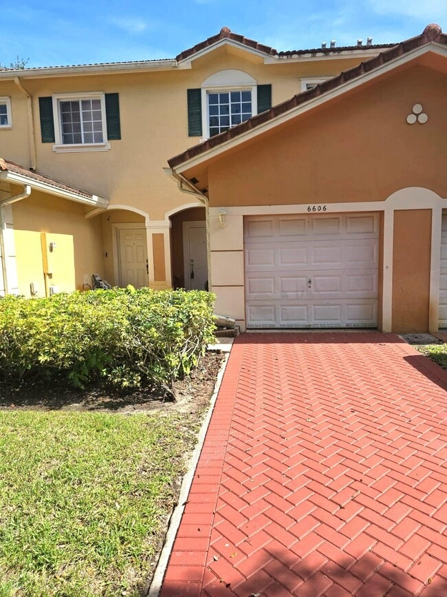 6606 Catalina Ln in Tamarac, FL - Foto de edificio - Building Photo