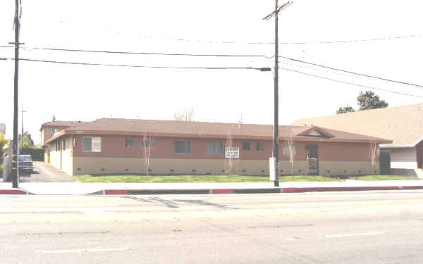 14925 Clark Ave in Bellflower, CA - Foto de edificio - Building Photo