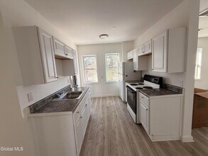 8 Gardiner St in Amsterdam, NY - Foto de edificio - Building Photo