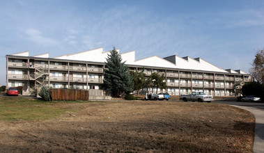 Highline House Apartments in Aurora, CO - Building Photo - Building Photo