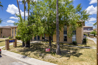 McIntyre Apartments in Edinburg, TX - Foto de edificio - Building Photo