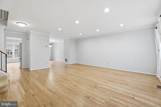 10137 Village Knolls Ct in Oakton, VA - Building Photo - Building Photo