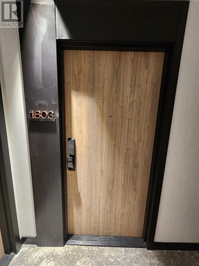 1 Fairview Rd E in Mississauga, ON - Building Photo - Building Photo