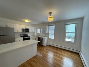 26 Thorndike St, Unit 3 in Somerville, MA - Building Photo - Building Photo