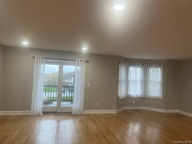 706 Willow Pond Dr in Riverhead, NY - Building Photo - Building Photo