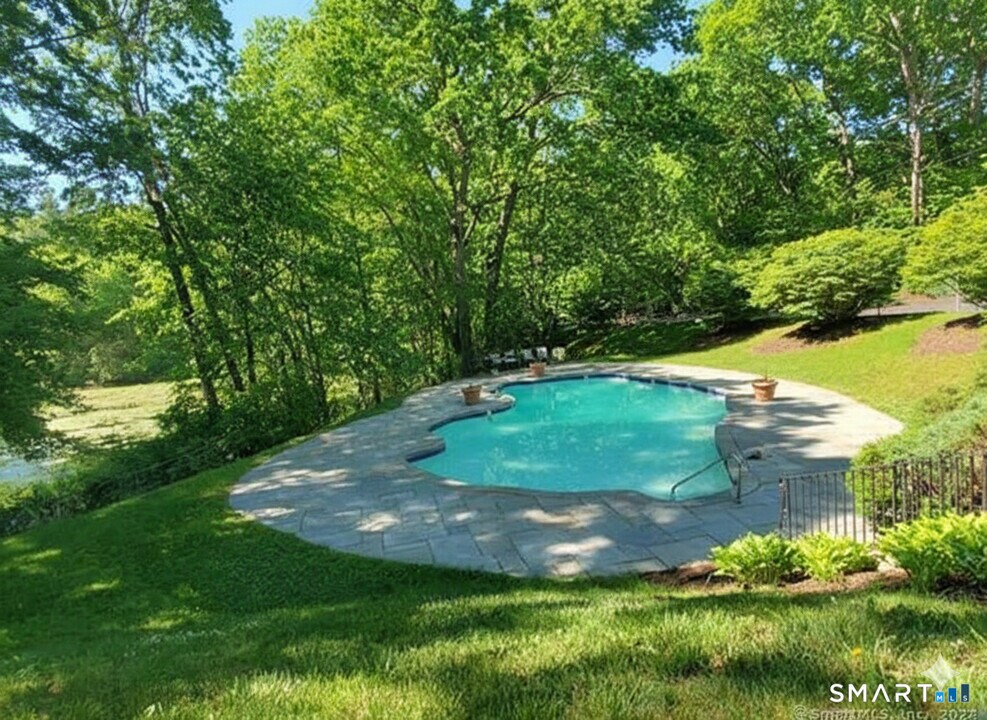 22 North Lake Dr in Hamden, CT - Foto de edificio