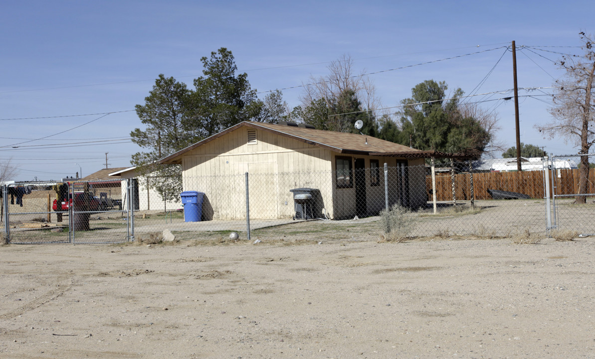 25026 Anderson Ave in Barstow, CA - Building Photo