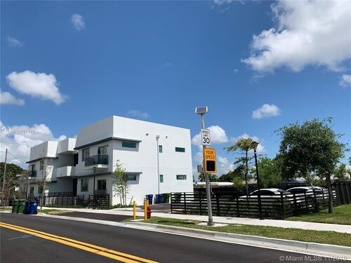 520 Foster Rd-Unit -2B in Hallandale Beach, FL - Building Photo