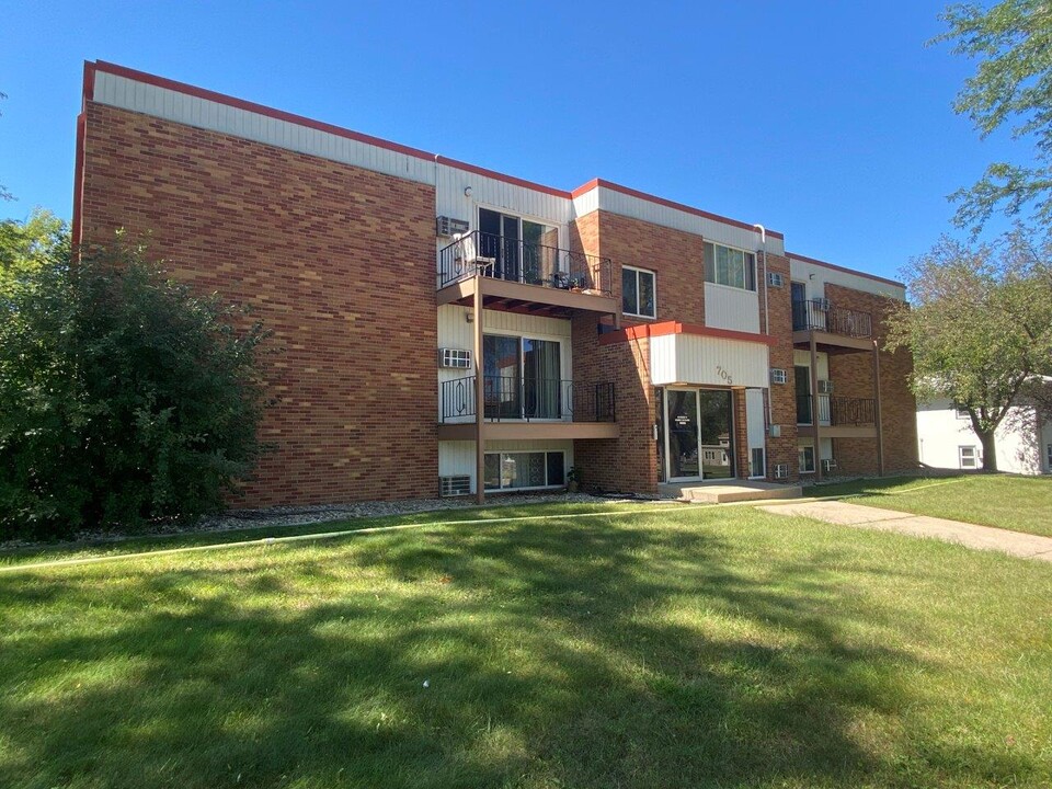 Brooks Manor in Brookings, SD - Foto de edificio