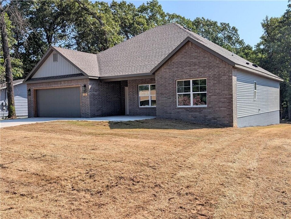 3 Ulverston Dr in Bella Vista, AR - Building Photo