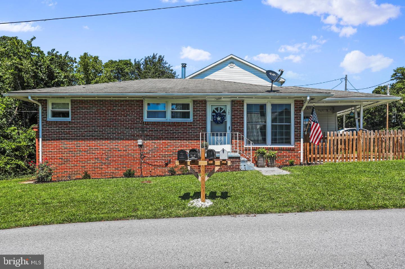 389 Thompson St in Strasburg, VA - Foto de edificio