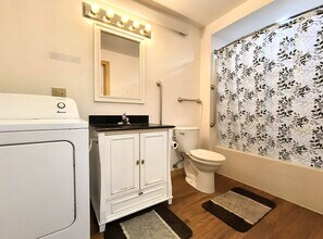 504 Decorah Ave, Unit 1 in Decorah, IA - Building Photo - Building Photo