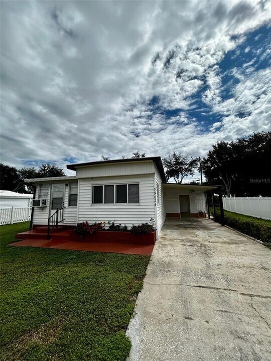 39024 Ola Ave in Zephyrhills, FL - Building Photo