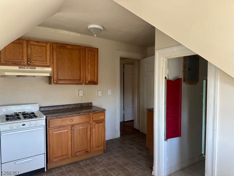 324 Claremont Ave in Montclair, NJ - Building Photo