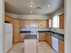 743 Blue Barrel St in Henderson, NV - Building Photo - Building Photo