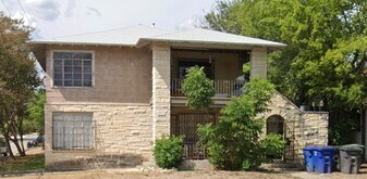 2057 W Summit Ave, Unit B in San Antonio, TX - Building Photo