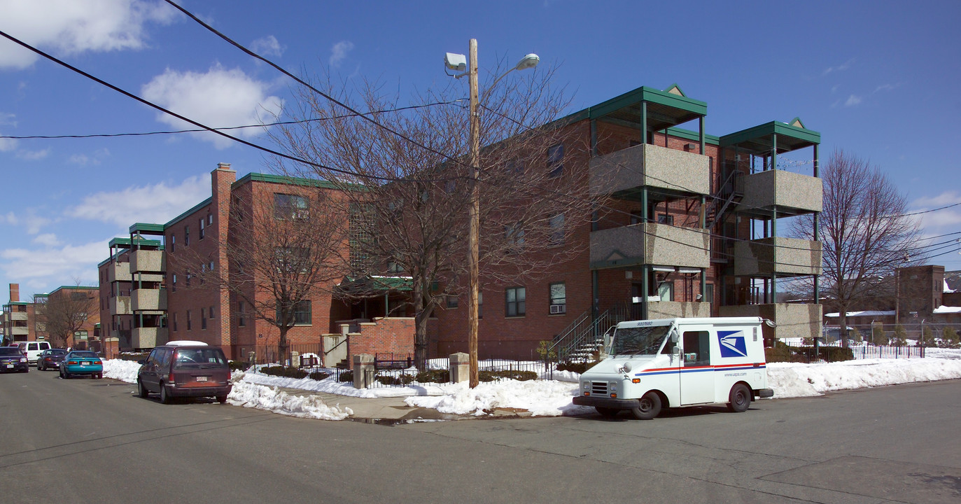 Toepfert Apartments in Holyoke, MA - Foto de edificio