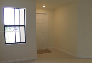 11100 W 33rd Way in Hialeah, FL - Building Photo - Building Photo