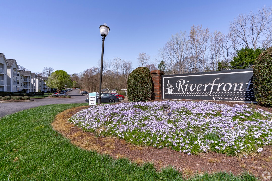 Riverfront Apartment Homes in Mount Holly, NC - Building Photo