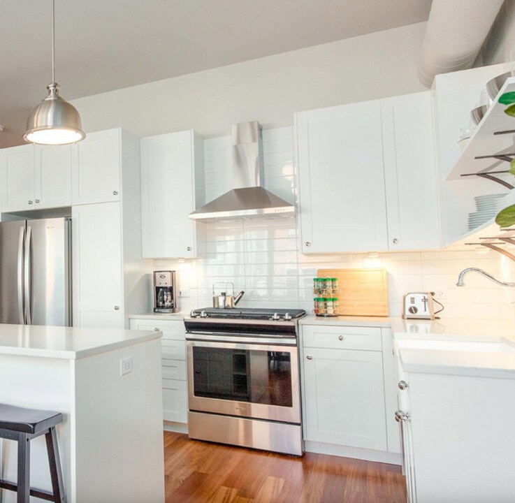 688 N La Salle Dr in Chicago, IL - Building Photo