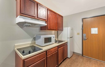 Extended Stay America Select Suites Little in Little Rock, AR - Building Photo - Building Photo