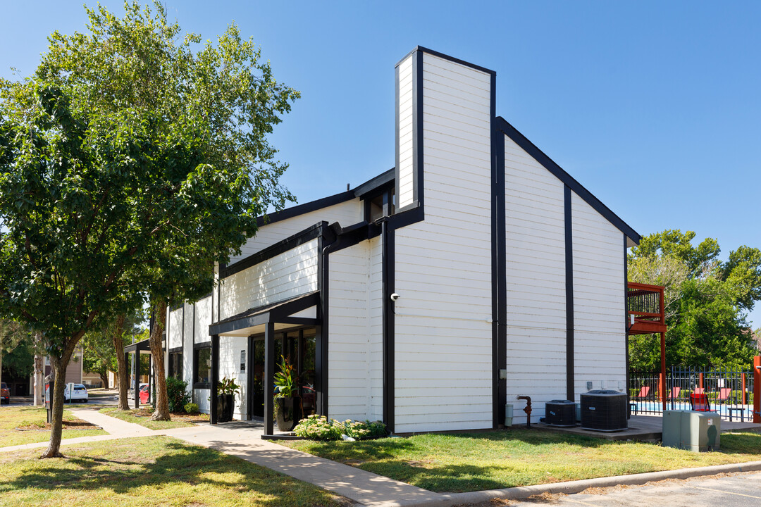 River Walk Apartments in Wichita, KS - Building Photo